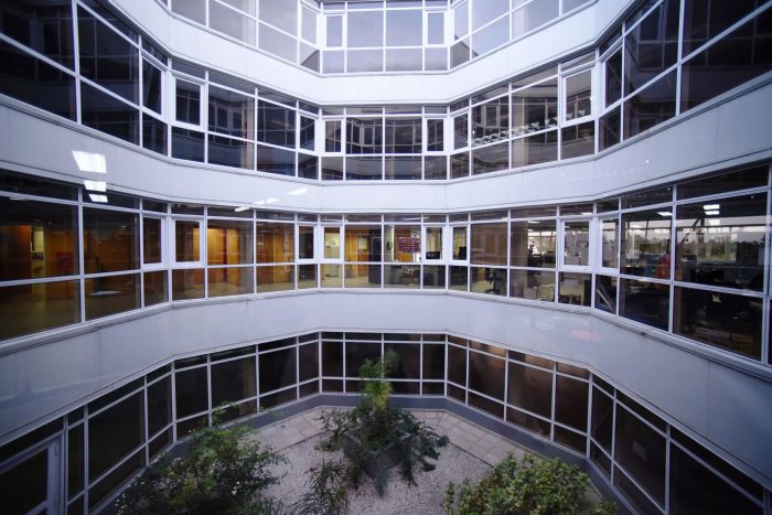 Desde el patio interno circular, del edificio administrativo 1 de la Estación Terrena de Benavídez, se ven las ventanas de las oficinas.