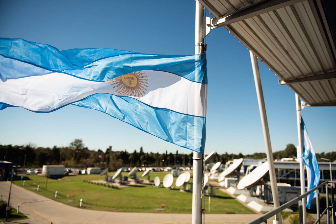 Primer plano de bandera argentina en el edificio administrativo de la Estación Terrena