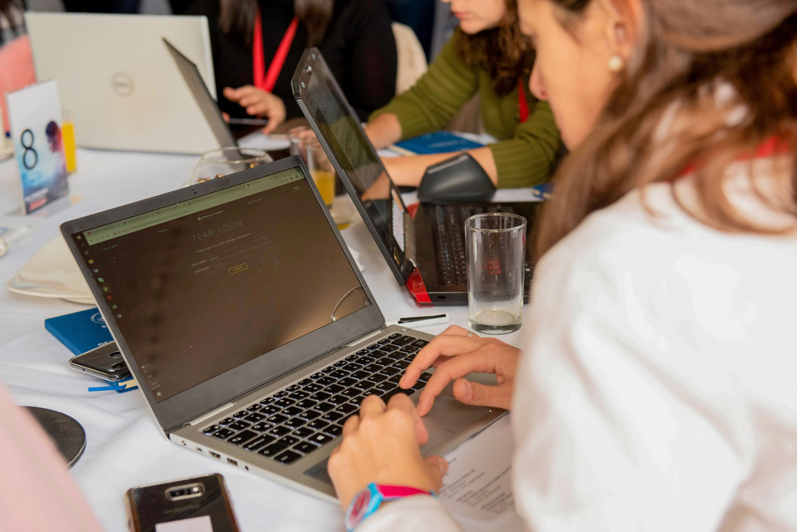 De espalda, técnicas mujeres programan desde sus notebooks.