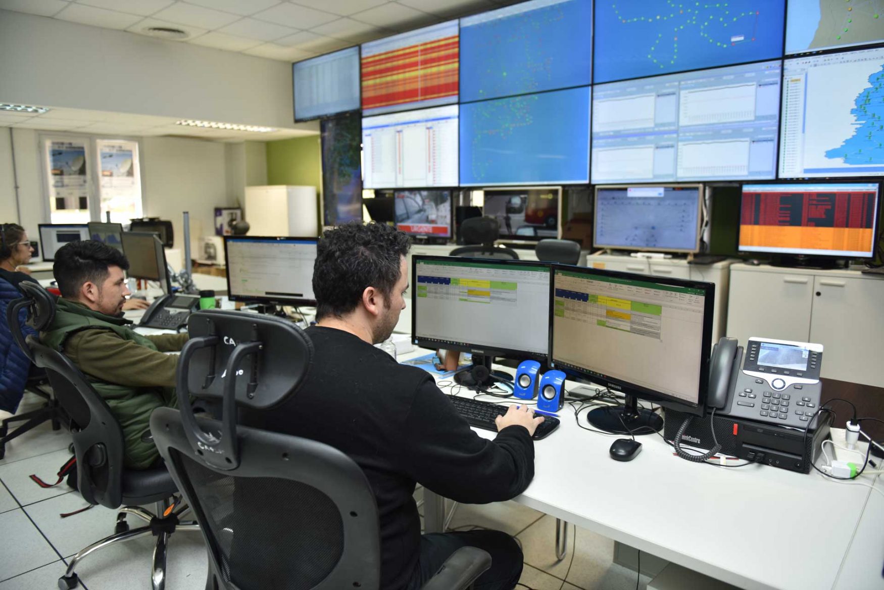 Empleados monitorean, desde su puesto de trabajo en el Centro de Operaciones, la conectividad de la Red Federal de Fibra Óptica.
