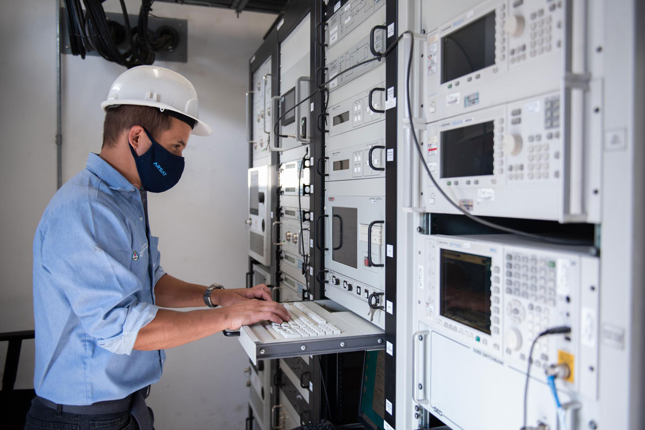 Un técnico monitorea las maniobras de baja órbita con software especiales, en el Centro de Control Satelital.