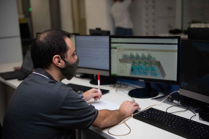 Un técnico de espaldas controla los sistemas del Centro de Operaciones del Centro Nacional de Datos.