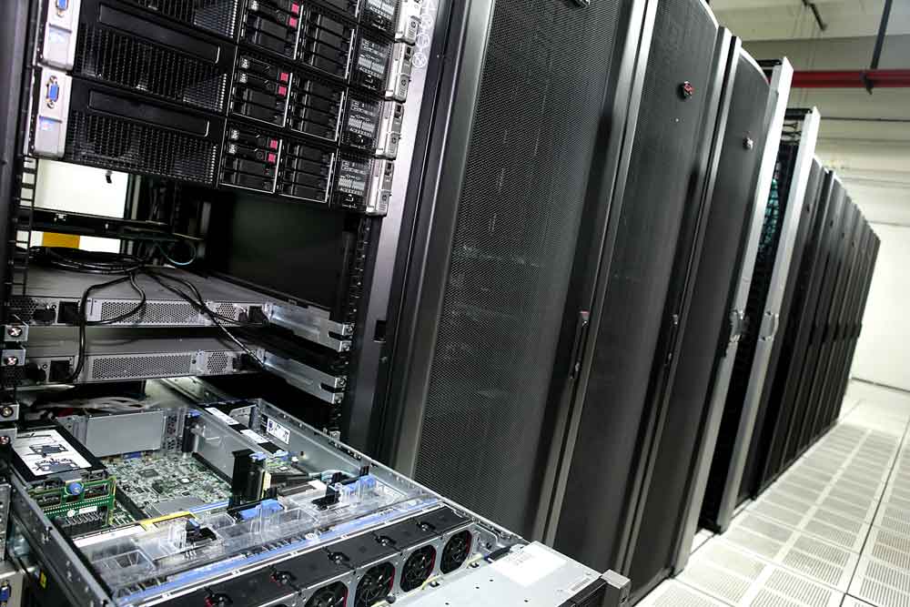 Una bandeja abierta de uno de los racks en una sala del Centro Nacional de Datos.