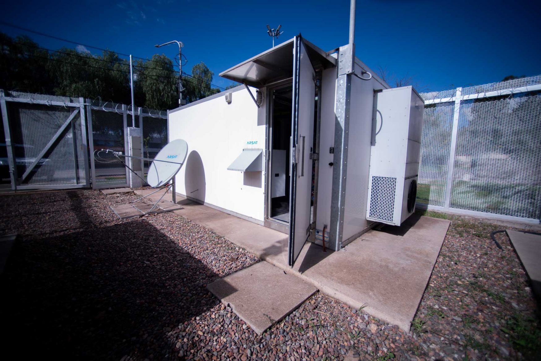 Predio de la Red Federal de Fibra Óptica en Mendoza. Hay un shelter y antena de internet.