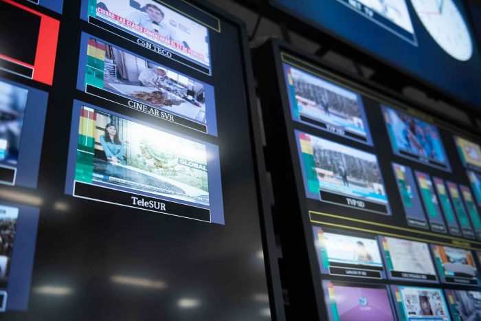 Monitores en el Centro de Operaciones de la Televisión Digital Abierta, que muestra el estado de transmisión de los canales Telesur y Cinear.