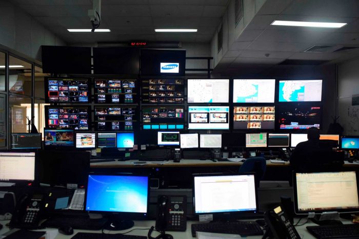Televisores y computadoras en el centro de control y monitoreo de la Televisión Digital Abierta en la Estación Terrena de Benavídez